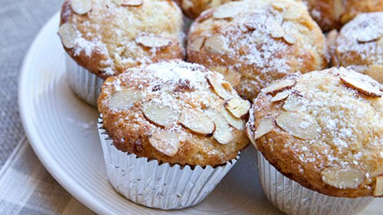 Γευστικά muffins με αμύγδαλα και δαμάσκηνα